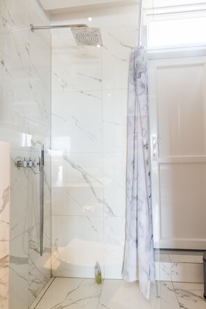 Luxury Villa, 3 Bedrooms, Sauna, City View | Bathroom shower - ICELAND SJF Villa , Hot tub & Outdoor Sauna Amazing Mountains View - 15 min to downtown (Kópavogur)
