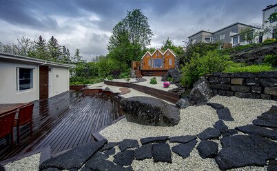 ICELAND SJF Villa , Hot tub & Outdoor Sauna Amazing Mountains View - 15 min to downtown
