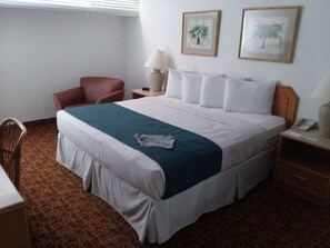 2 bedrooms, iron/ironing board, internet, bed sheets