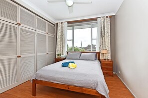 3 Schlafzimmer, Schreibtisch, Bügeleisen/Bügelbrett, WLAN