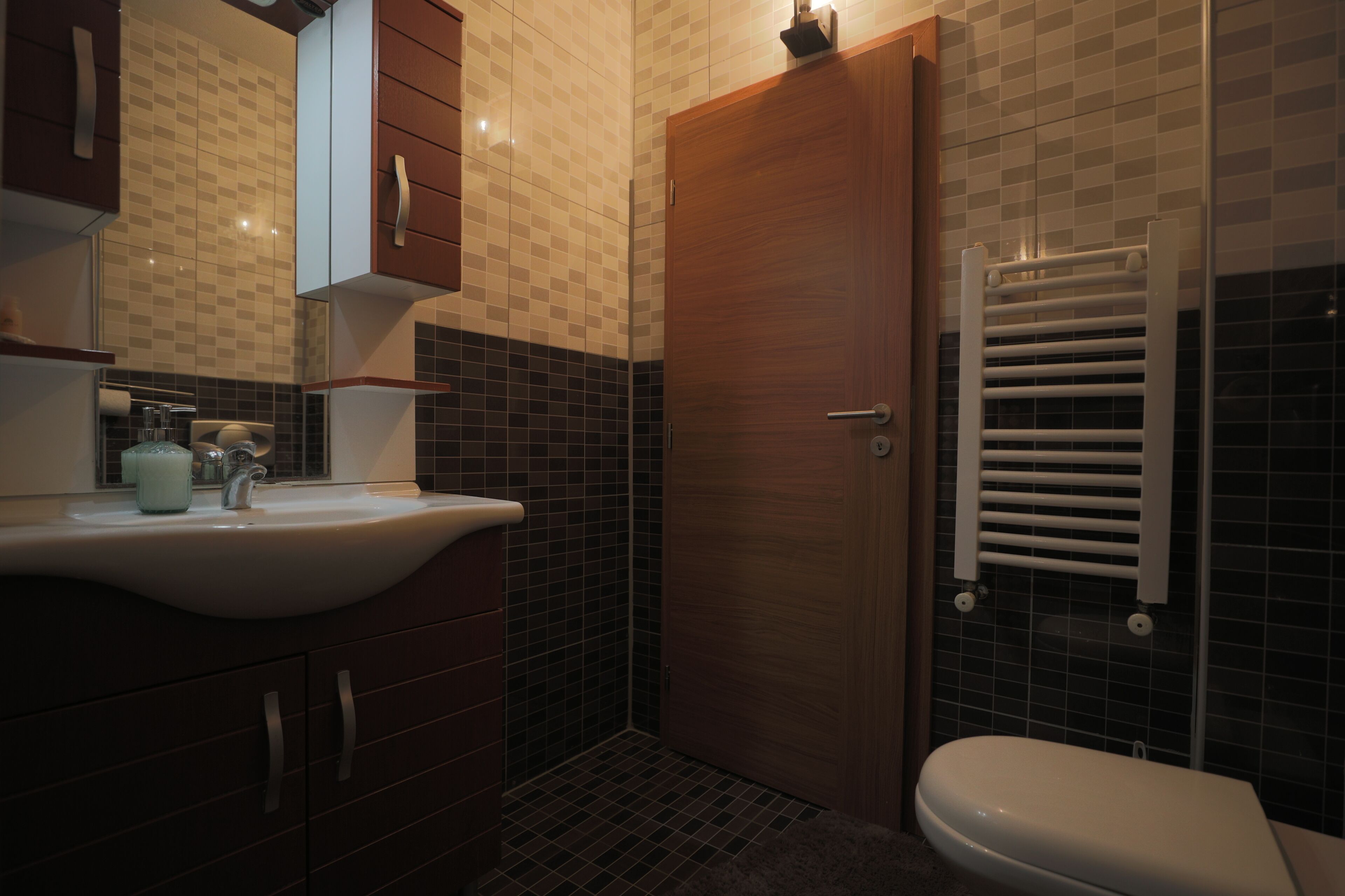 deluxe double room | bathroom | combined shower/bathtub, spring water bathtub, hydromassage showerhead