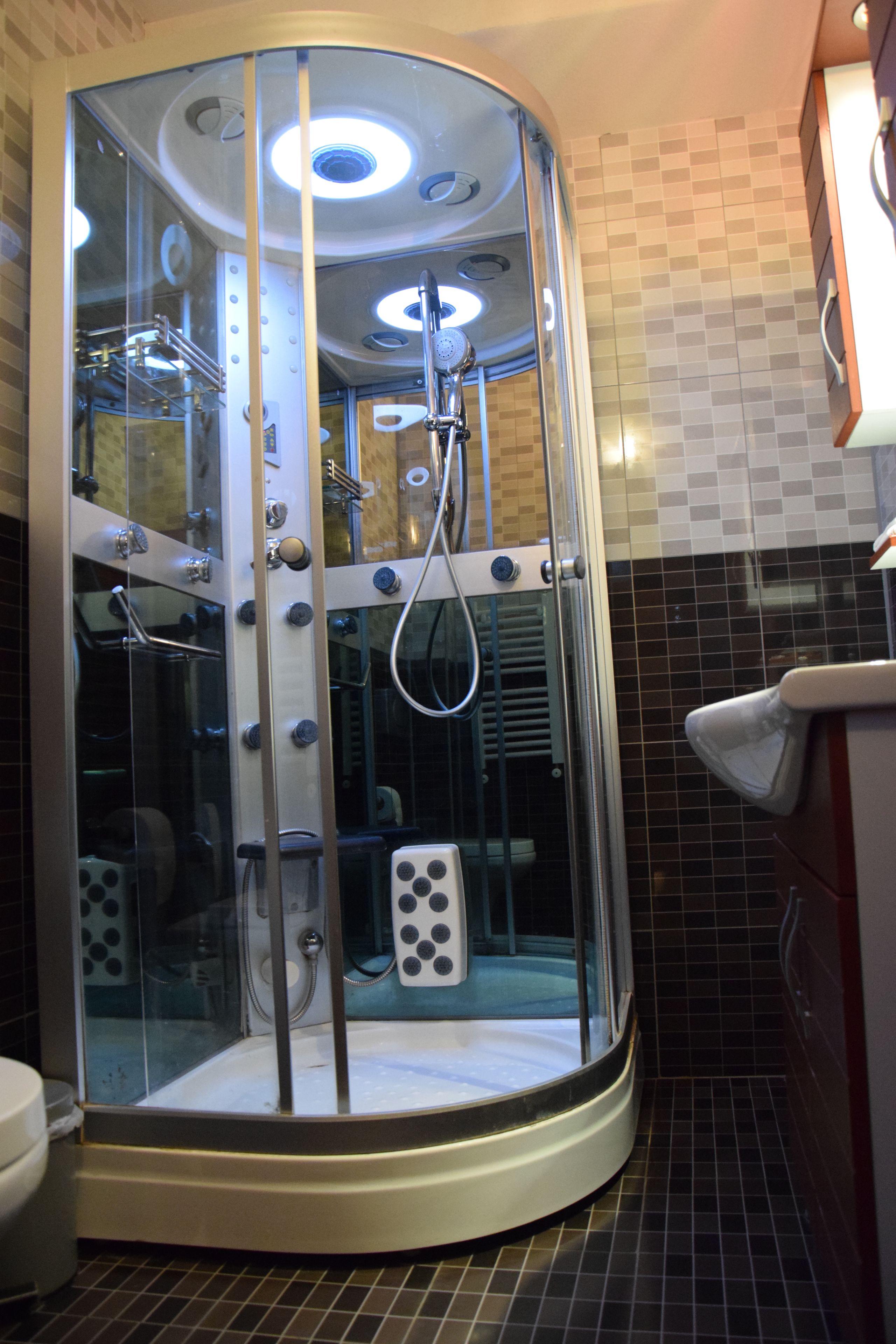 deluxe twin room | bathroom | combined shower/bathtub, spring water bathtub, hydromassage showerhead