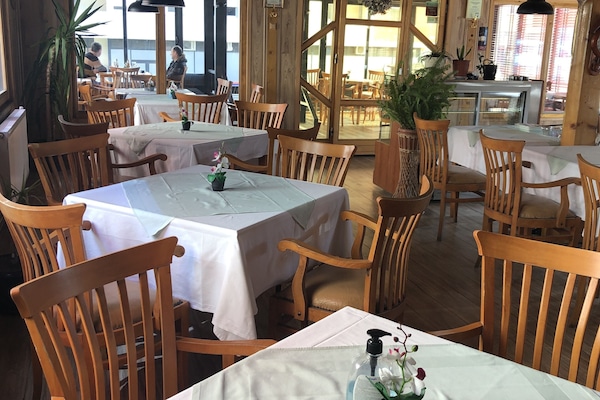 Breakfast, lunch, dinner served; local and international cuisine