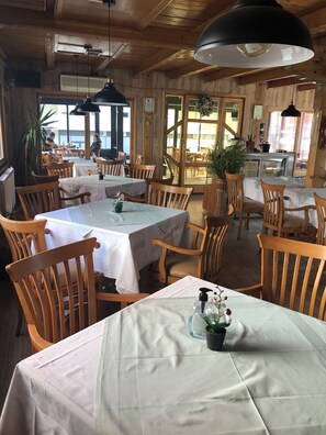 Frühstück, Mittagessen, Abendessen, lokale und internationale Küche 