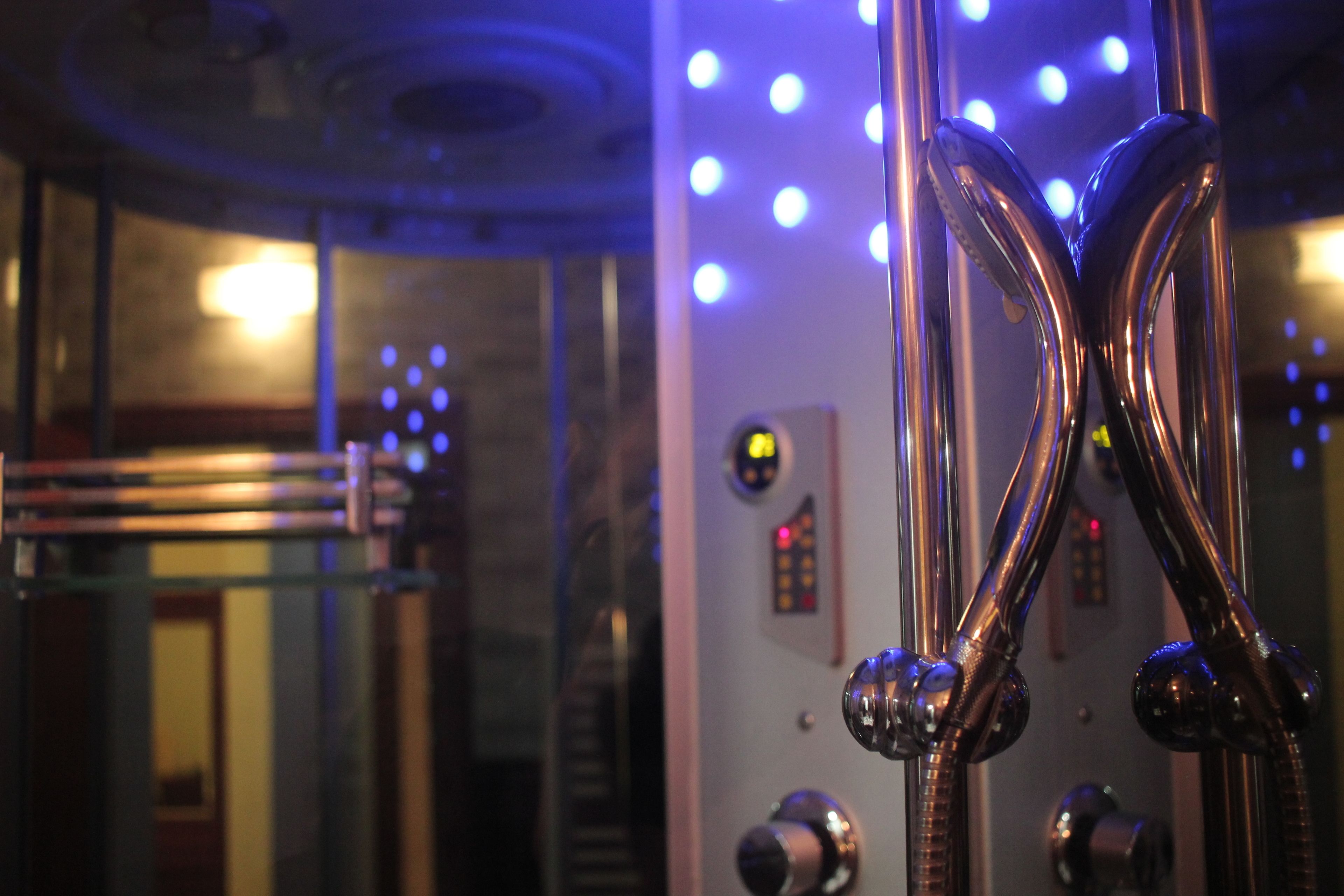 deluxe single room | bathroom shower