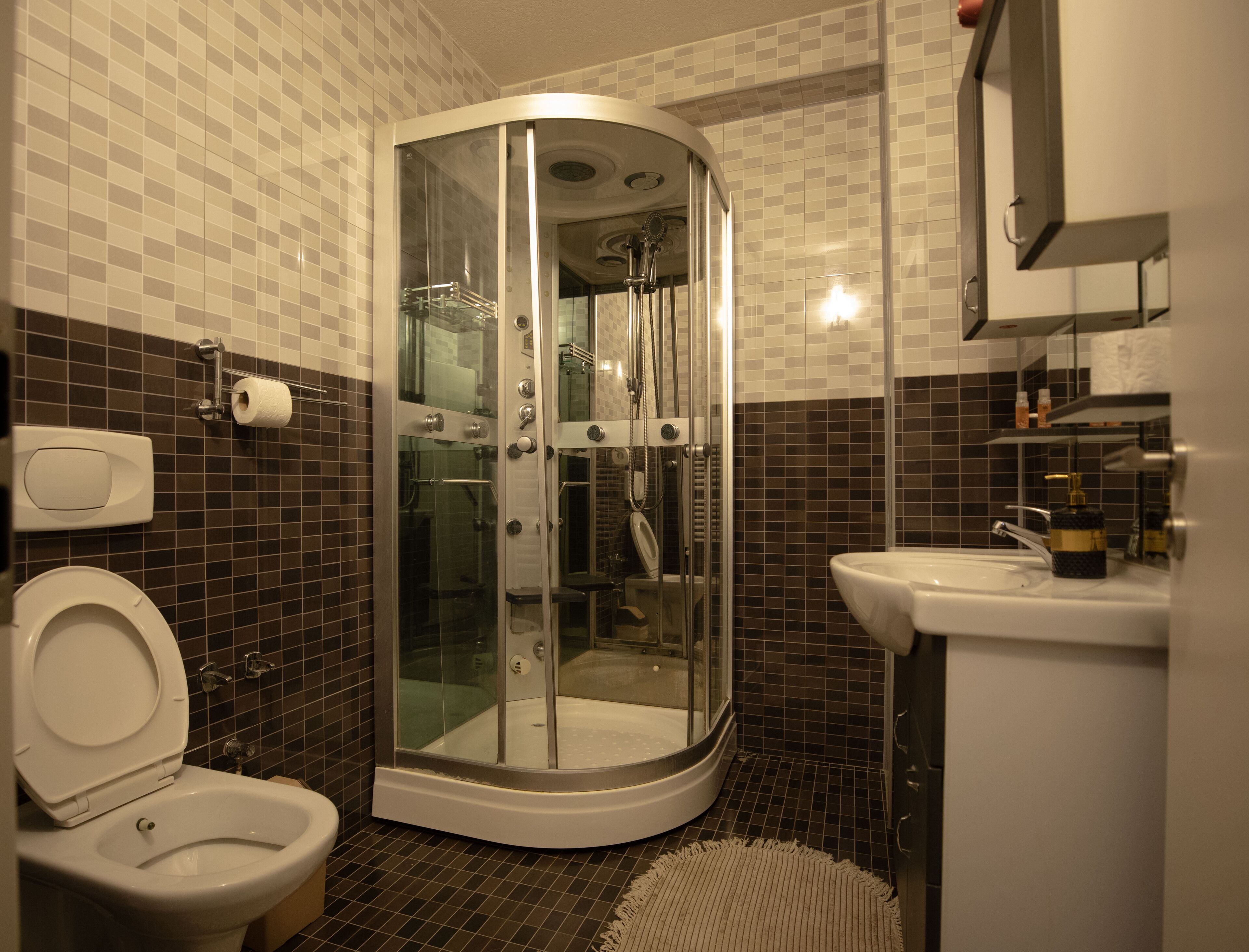 deluxe double room | bathroom | combined shower/bathtub, spring water bathtub, hydromassage showerhead