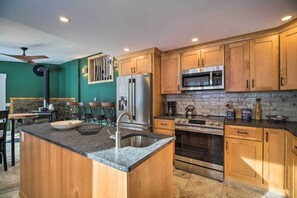 Geladeira, micro-ondas, cooktop, lava-louças