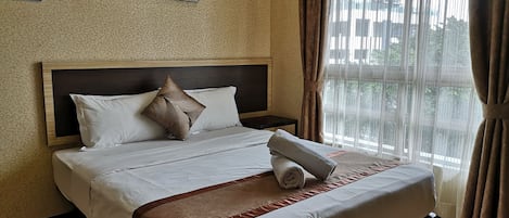 Habitación superior, 1 cama de matrimonio, vistas a la ciudad | Escritorio, sistema de insonorización, tabla de planchar con plancha