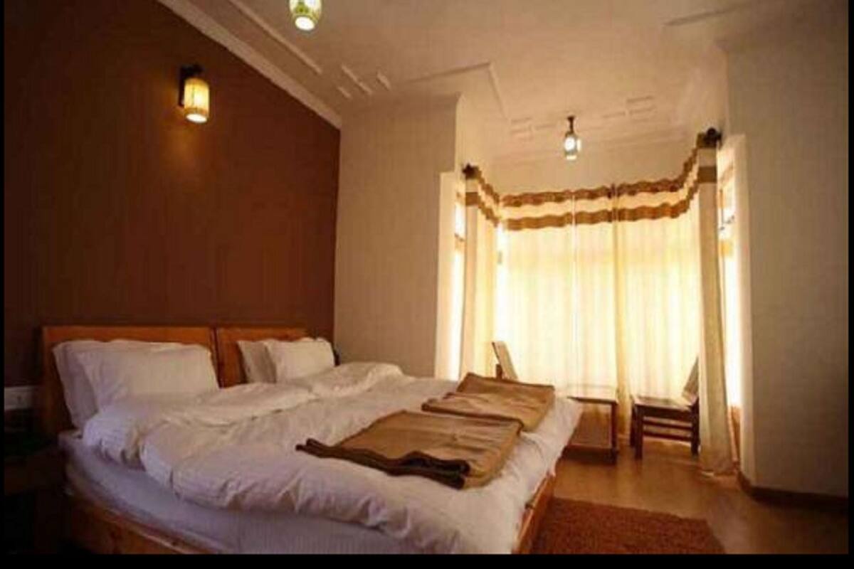 Deluxe Room | Soundproofing, rollaway beds (surcharge), WiFi (free), bed sheets