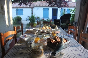 Free daily continental breakfast