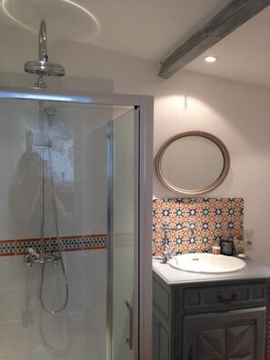 Amenidades de baño gratuitas, secadora de cabello, batas, toallas