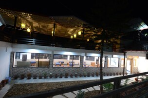 Desayuno buffet diario (INR 200 por persona)