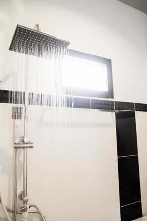 Shower, free toiletries, towels - La moon (Chiang Rai)