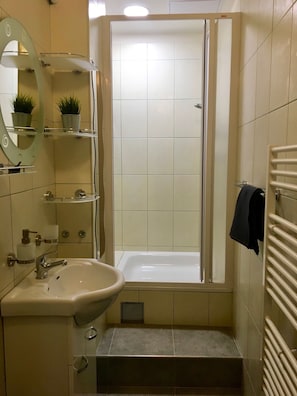 Classic Apartment | Bathroom | Shower, free toiletries, hair dryer, towels