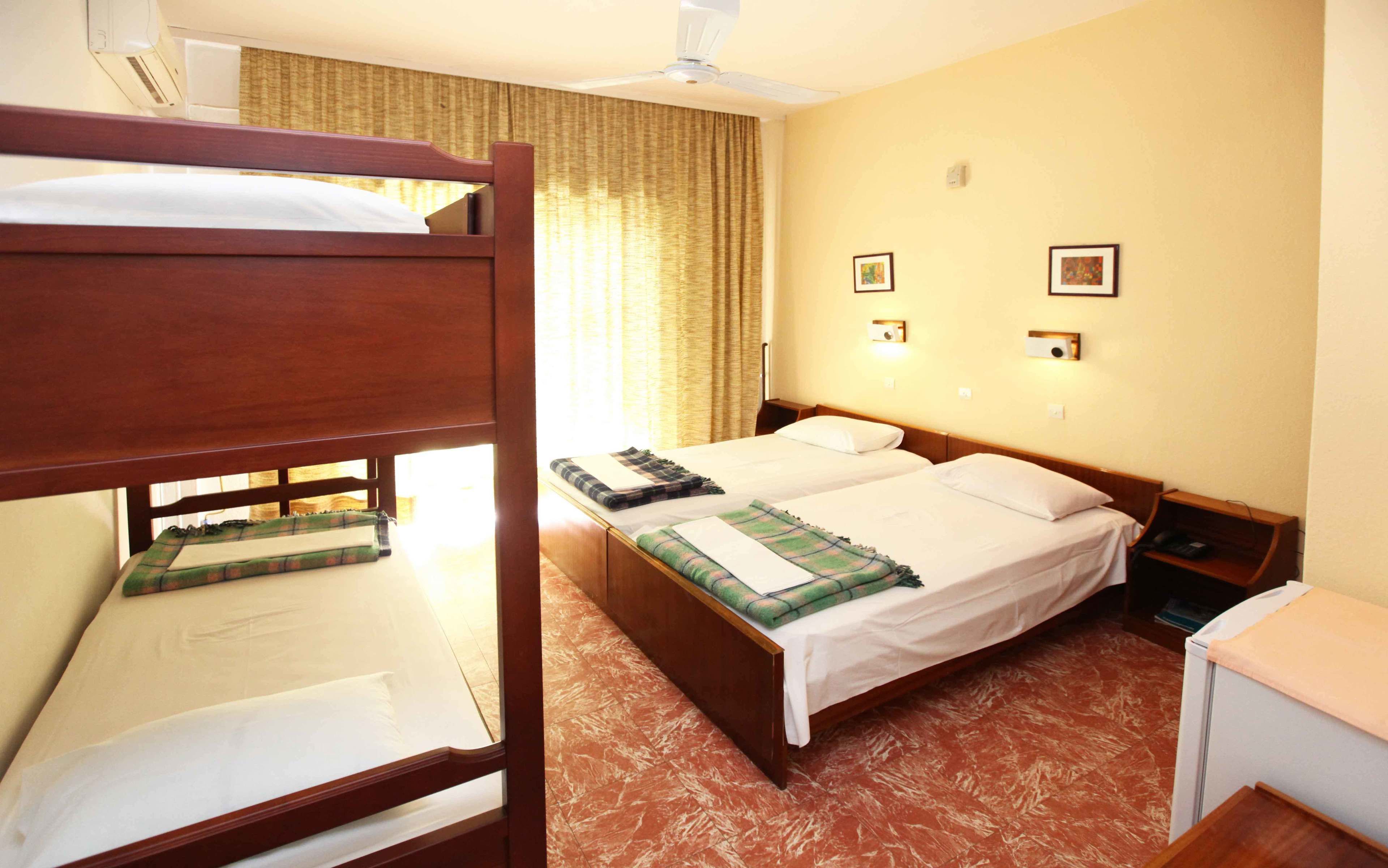 Vierbettzimmer | Hochwertige Bettwaren, kostenlose Babybetten, Zustellbetten