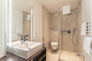 Deluxe Double Room | 1 bedroom, in-room safe, individually decorated, individually furnished - Hotel Rosenvilla (Salzburg)