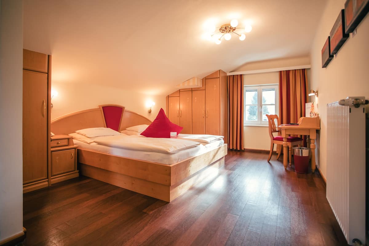 Junior Suite | 1 bedroom, in-room safe, individually decorated, individually furnished