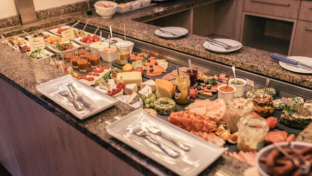 A buffet with various food items and utensils. - Hotel Rosenvilla (Salzburg)