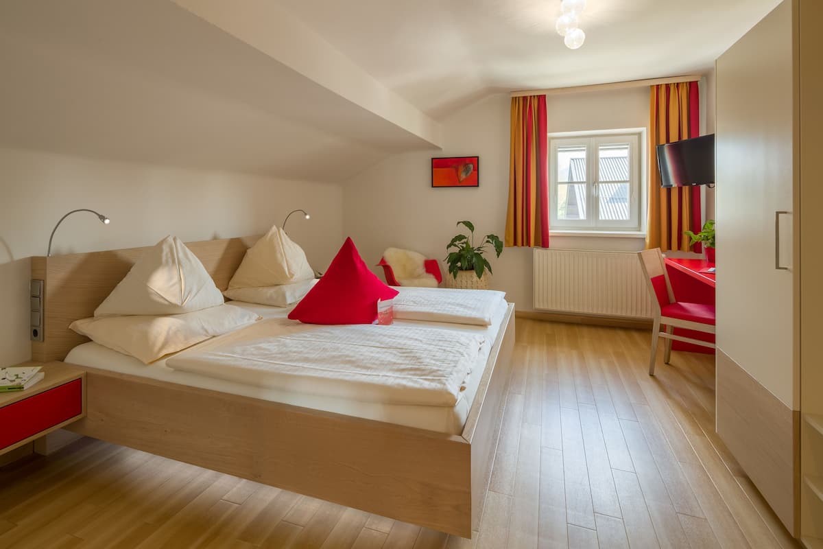 Double Room | 1 bedroom, in-room safe, individually decorated, individually furnished