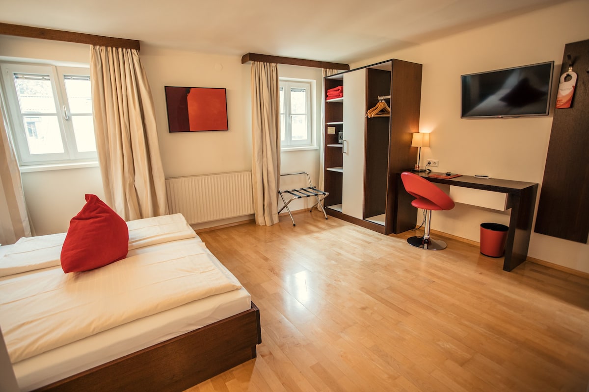 1 chambre, coffre-fort, bureau, rideaux d’obscurcissement