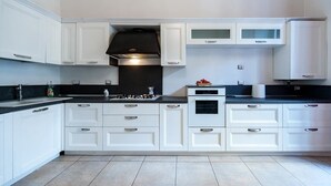 Coffee/tea maker, fridge, kitchen islands - Sasa House (Rome)