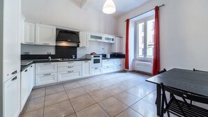 Coffee/tea maker, fridge, kitchen islands - Sasa House (Rome)