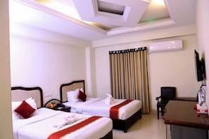Quarto duplo luxo | Cofres nos quartos, Wi-Fi de cortesia, roupa de cama