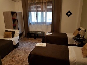 Phòng 4 | Bàn ủi/dụng cụ ủi quần áo, giường gấp/giường phụ (phụ phí)