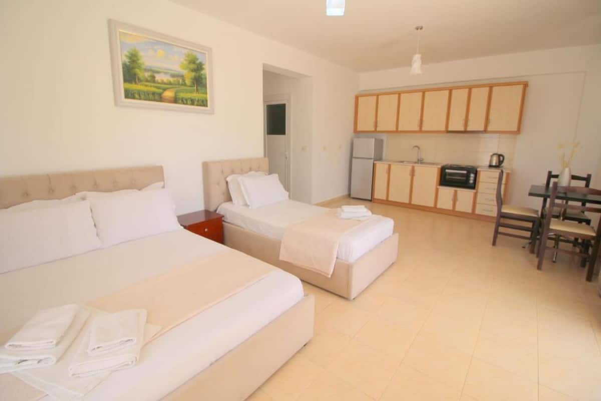 Studio Apartment, Sea View | Lydisolert, strykejern/-brett og wi-fi (inkludert)