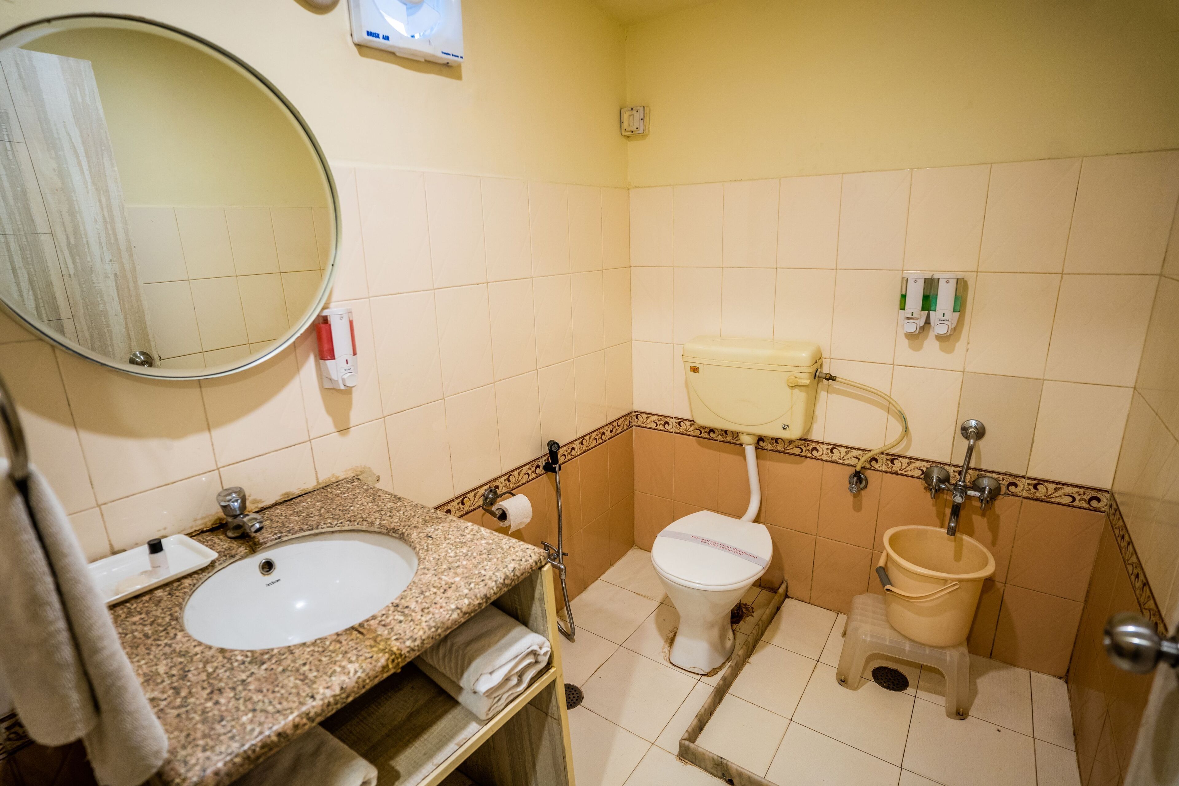Une salle de bain équipée d’un lavabo, de toilettes et d’un bidet.