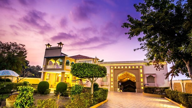 A traditional building with a reception area, a tower, and a well-maintained garden. - Shani Vilas - Ranthambore (Sawai Madhopur)