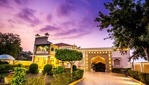 A traditional building with a reception area, a tower, and a well-maintained garden. - Shani Vilas - Ranthambore (Sawai Madhopur)