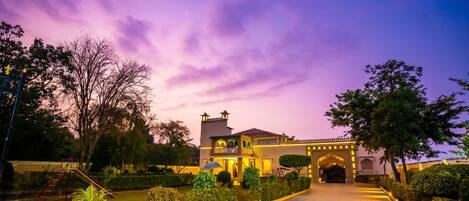 Bagian depan properti - sore/malam