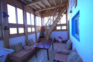 Penthouse Design, vue plage, en front de mer | Coin séjour | Télévision à écran plat