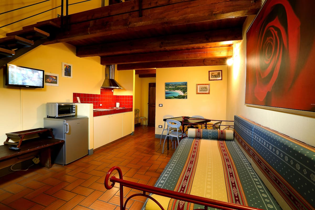 Standaard appartement (Romagna mia) | Woonruimte | Een flatscreentelevisie