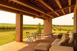 Cubrecamas, minibar, cortinas blackout y sistema de insonorización 