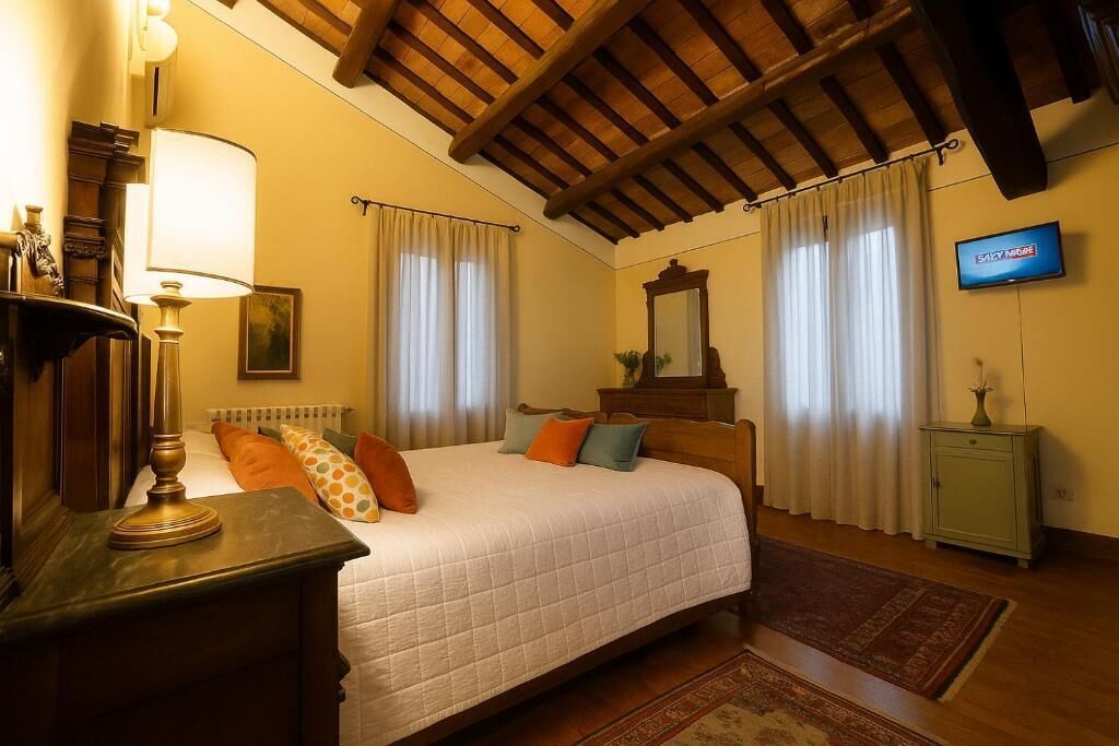 Selimut bulu angsa, minibar, tirai kedap cahaya, dan kedap suara