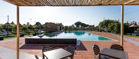 Una piscina al aire libre de temporada (de 08:30 a 20:00), sombrillas