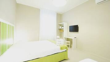 Comfort Triple Room | Desk, soundproofing, free cots/infant beds, free WiFi