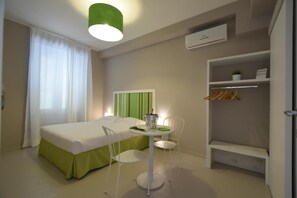 Desk, soundproofing, free cribs/infant beds, free WiFi - Myricae Affittacamere (Matera)