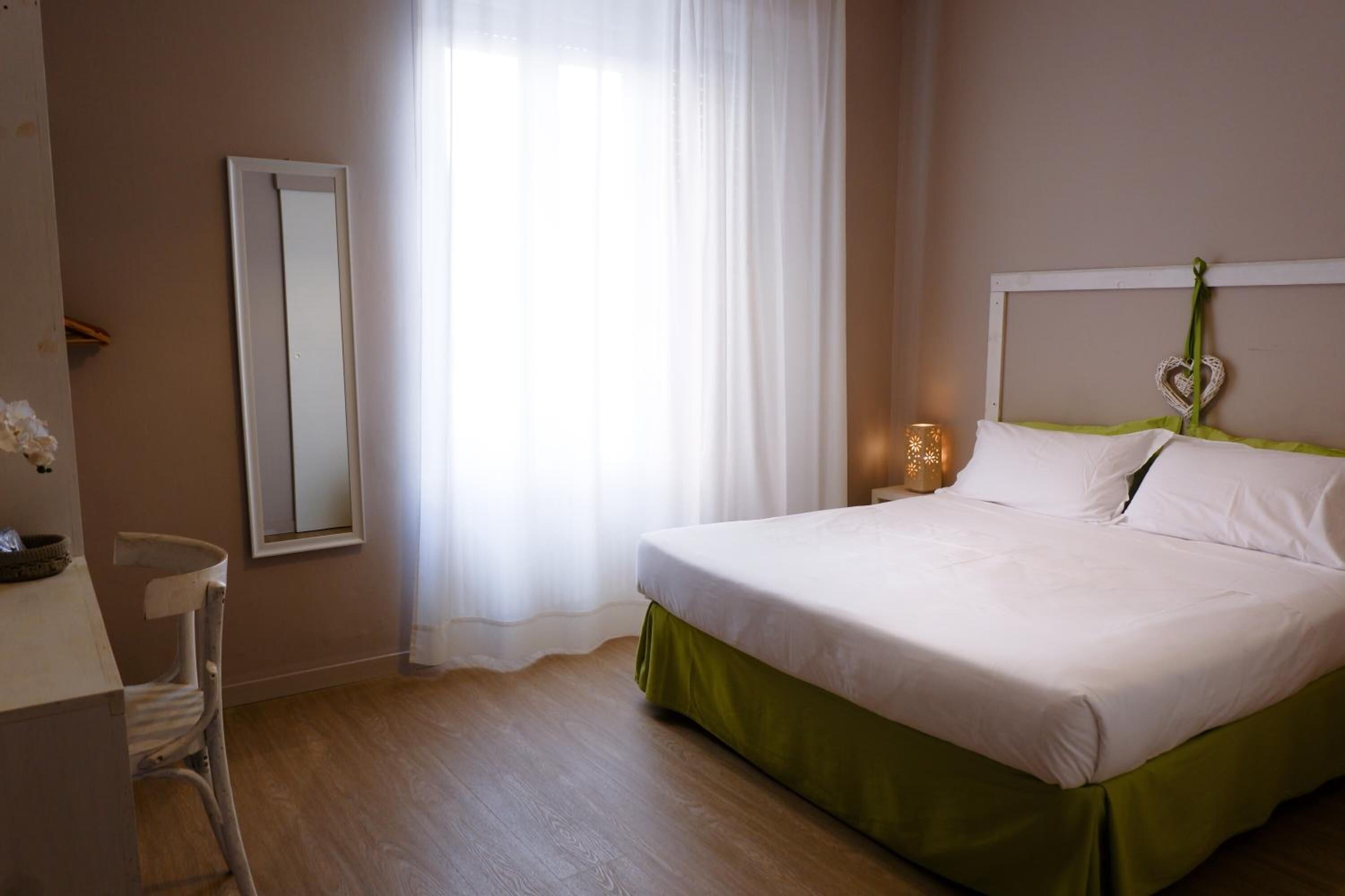 Desk, soundproofing, free cots/infant beds, free WiFi