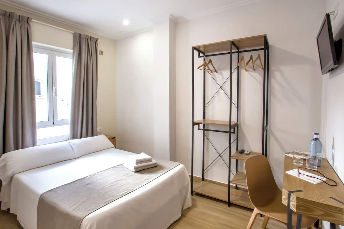 Habitación básica | Ropa de cama de alta calidad y escritorio