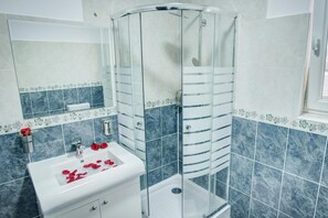 Shower, free toiletries, hair dryer, towels - Hotel Elisabeta (Bucharest)