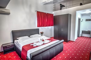 Desk, soundproofing, free WiFi - Hotel Elisabeta (Bucharest)