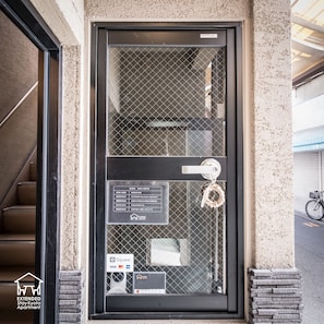 A black door with a window, a keyhole, and a Square and Visa logo. - EXTENDED Stay Kyoto Apartment (Kyoto)