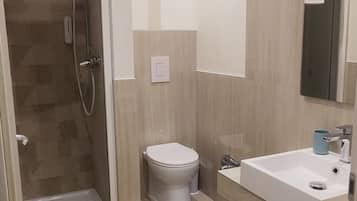 Doppia Standard | Bagno | Doccia, set di cortesia gratuito, asciugacapelli, asciugamani