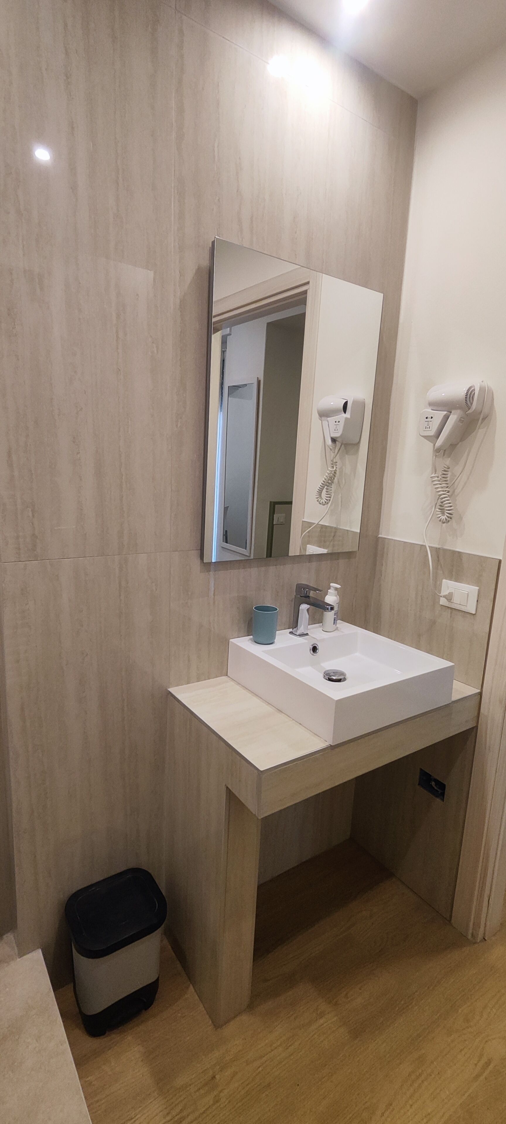 Standard-Doppelzimmer | Badezimmer | Dusche, kostenlose Toilettenartikel, Haartrockner, Handtücher