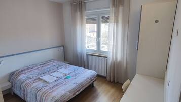 Chambre Double Standard | Coffres-forts dans les chambres, bureau, Wi-Fi gratuit, draps fournis
