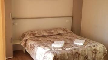 Standard Double Room | Bathroom | Shower, free toiletries, hair dryer, towels