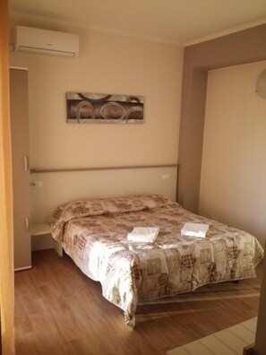Standard Double Room | Bathroom | Shower, free toiletries, hair dryer, towels - Vroom510 (Verona)